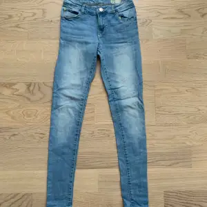 Säljer två par skinny jeans från Lager 157 i storlek XS 😊 säljer de tillsammans för 59kr
