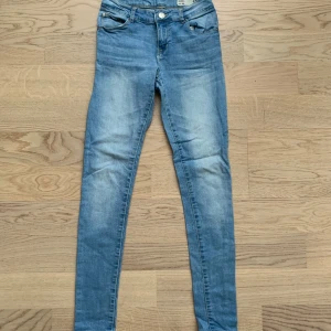 Skinny jeans (2 PAR)  - Lager 157 - Säljer två par skinny jeans från Lager 157 i storlek XS 😊 säljer de tillsammans för 59kr