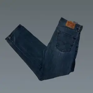 Sköna Levis 522 jeans i storlek W31 L 32! Jeansen är i bra skick, hör av er om ni har några frågor💪