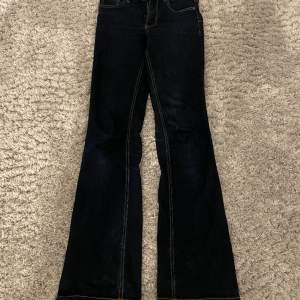 Jeans ifrån Zara Säljer för 200kr Sparsamt använda och inga märken alls Storlek 36 Low waist/mid  