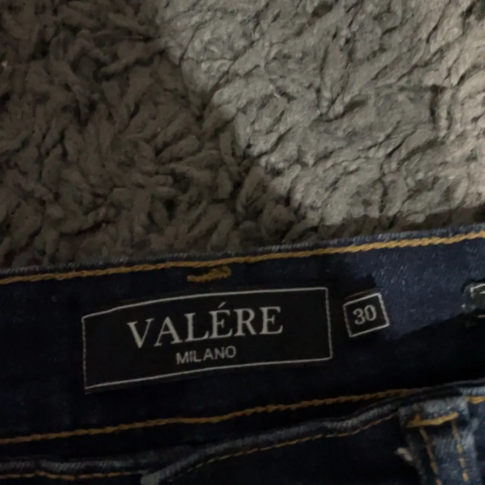 Tjena säljer dom här jeansen från valere miliano jätte fina o i jätte bra skick storlek 30. Jeans & Byxor.