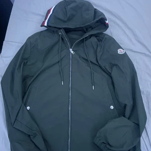 Moncler grimpeurs jacka  - Hej  Säljer denna moncler grimpeurs jacka den är i grön färg och är äkta har använts lite köpt för ungefär 1 år sedan nfc scans finns självklart   Storlek M 