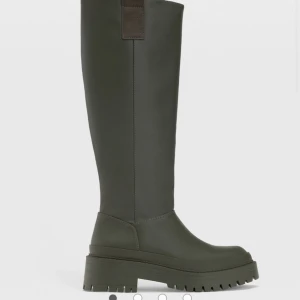 Stövlar - Säljer dessa höga boots från stradivarius då de tyvärr inte kommit till användning😖😖⭐️⭐️⭐️