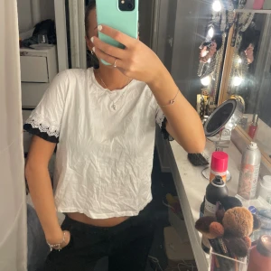 Zara xs T-shirt  - T-shirt med fina detaljer på ärmarna.  Aldrig använd. Lite skrynklig men går lätt att stryka. 