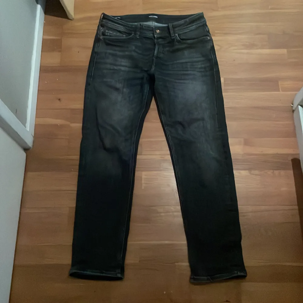 Säljer dessa jeans från Jack&Jonas modellen på jeansen är tapered/mike nypris ligger på 899kr. Jeans & Byxor.
