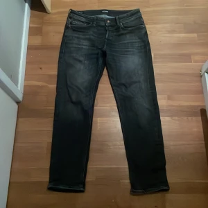 Jack&Jonas - Säljer dessa jeans från Jack&Jonas modellen på jeansen är tapered/mike nypris ligger på 899kr
