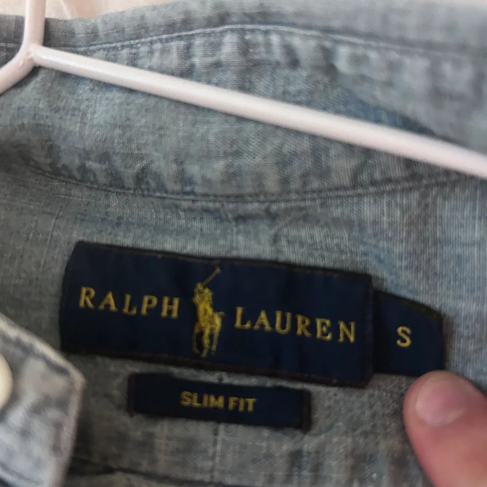 Tjena säljer denna Ralph lauren skjortan i storlek S, snabb och smidig affär, fraktas dagen vid köp ifall köper sker innan 15:00 . Skjortor.