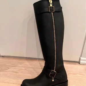 Primeboots aldrig använda  - Säljer Primeboots i storlek 35. Aldrig använda.