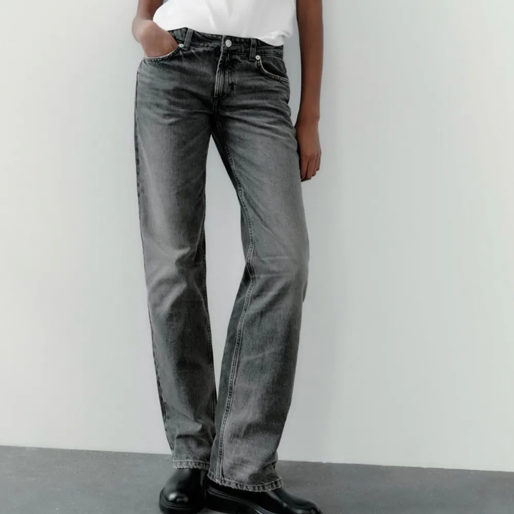 Zara jeans med låg midja i storlek 40 helt oanvända! Säljer för att jag inte gillade passformen på mig men dem är super fina verkligen. . Jeans & Byxor.