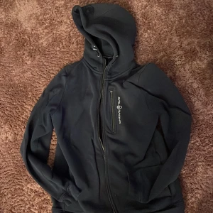 Sail racing hoodie - Lite färg på armen som säkert går att tvätta bort.