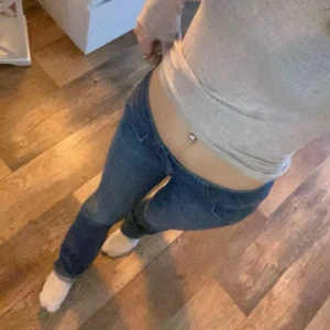 Snygga crocker jeans - Väldigt snygga lågmidjade jeans ifrån crocker. Dom verkar vara ganska unika. Storleken på jeansen är W24 L32. Storleken är som W34 då dom är stor i stl. Tryck ej på köp nu utan att kontaktat mig💖  