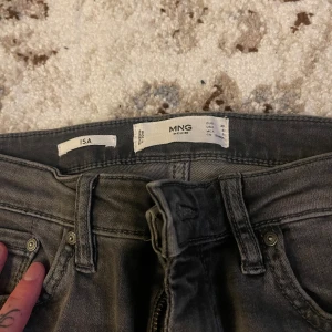 Lågmidjade byxor  - Lågmidjade byxor skit snygg färg på dem