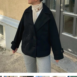 Kappa - Säljer min kappa från  design by si då den inte kommer till användning längre. Bilden är från deras egna hemsida kom privat för mina bilder❤️