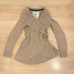 stickad kofta - Jätte gullig stickad wraparound kofta som aldrig kommit till användning. Skriv för bild!