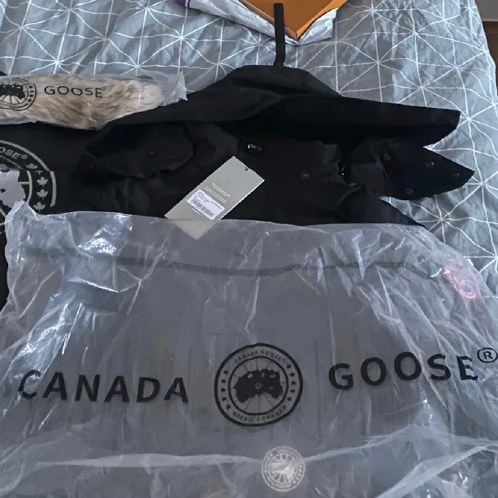 Säljer en Helt ny Canada Goose jacka 1:1 endast testad ✅ Äkta päls ✅ Allt ser Bra ut ings konstigheter alls ✅ Fick den i Julklapp, Storlek L ✅ Passar L/M ✅ (Pris 1500) ✅. Jackor.