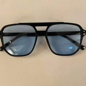 Solglasögon  - Riktigt soft solglasögon inför våren och sommaren. Glasögon finns i flera olika färger på linserna så kolla vilken färg som passar just dig🍾