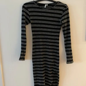 Klänning  - Jätte snygg vardagsklänning. Passar xs, s och m då tyget är väldigt stretchig. 