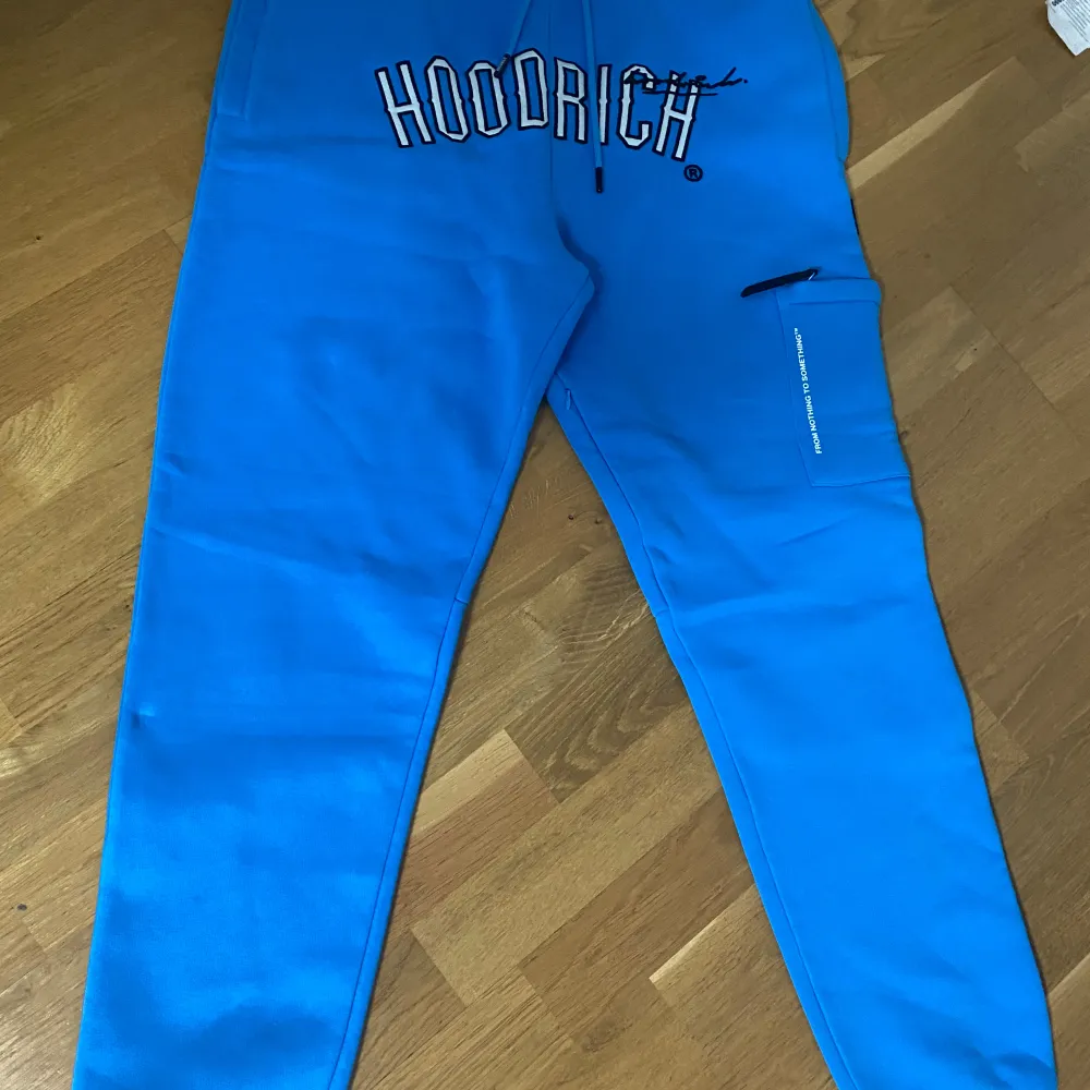 Upptäck den ultimata stilen med dessa helt nya Hoodrich byxor i en fantastisk blå nyans! Denna sällsynta modell i storlek XL kombinerar komfort och trendig design perfekt. Perfekt för dig som vill sticka ut och uppgradera din garderob med något unikt. Jeans & Byxor.