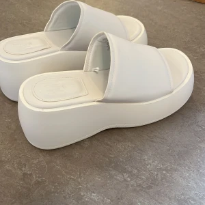 höga sandaler💗 - Höga vita sandaler perfekt till sommaren,aldrig använt, perfekt skick, går med nästan allt, köpt från H&M för 300kr tror jag?? Skriv vid frågor💕