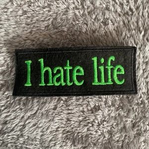 Tygmärke  - Ett tygmärke med texten I hate life 
