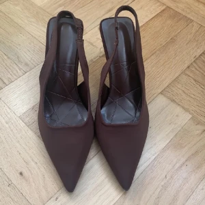 Bruna skor - Snygga skor som inte är för höga eller låga. Passar fint till en natt ut eller en speciell plats. Är oanvända så du kommer vara den första som har på sig dom😉. Köp nu innan någon tar dom❤️