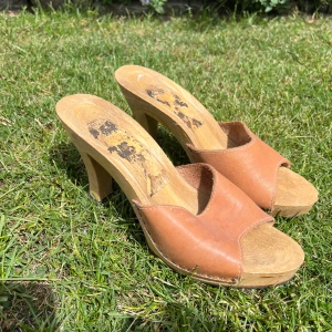 toffel klackar - jättesnygga toffel klackar med läder band. Säljer pga att jag tyvärr aldrig har på mig dem 