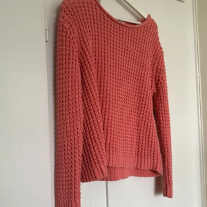 Tröja från Acne - Sparsamt använd. Finns dock någon svag skiftning (se bilder) men det verkar vara i själva tråden. Annars superfint skick. 