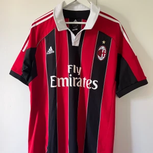 Ac Milan 12/13 - Jättefin AC Milan tröja, äkta, köpt på Intersport, skick 8/10, inget tryck på ryggen
