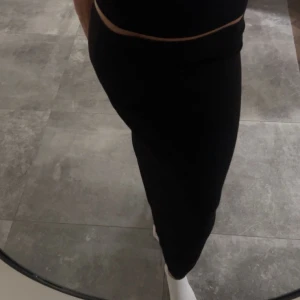Lång kjol  - Säljer denna svarta kjol ifårn laget 157 med slits där bak, knappt använt och inga defekter🥰