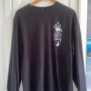 Our Legacy x Stüssy Longsleeve - Tröja från our legacy x Stüssy i storlek L. Använd en gång, ej tvättad. Nyskick. 