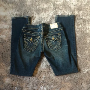True religion jeans  - Intressekoll på dessa jättefina jeans ifrån true religion. Köpta här på plick, jag har endast använd dom fåtal gånger. Slim i modellen o jättefint skick. Storlek 25 och dom är lågmidjade. ❤️❤️