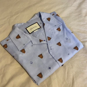 Gucci skjorta  - En ljusblå kort ärmad gucci skjorta. Perfekt till sommaren! Skönt material och ny skick. Köptes på en butik i new york för 4000.