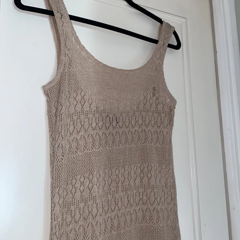 En strandklänning i storlek S🤍 Från ginatricot. Aldrig använd då den är för lång på mig (är 158 cm lång)! Köpte på REA för något år sedan. Defekt: Hål på höger sida (se bild 3). Klänningar.