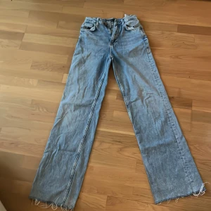 Highwaist wide jeans - Det ”slitna” vid fötterna var så när jag köpte jeansen så de ska se ut så. Riktigt bekväma. 