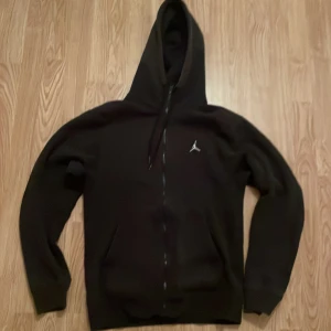 Hoodie jordan - Säljer min as feta Jordan hoodie 🔥 Skick 7/10 men fortfarande skit snygg 🤩. Kan gå ner vid snabb affär.