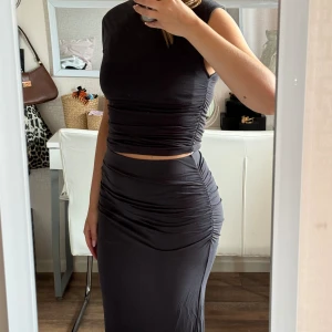 Ginatricot set  - Så snyggt set från ginatricot, köpt för drygt 500kr. Kan köpas separata delar men också som set. Kjolen är i storlek M och toppen i S