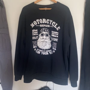 Svart Tjocktröja Med Tryck - Knappt använd tjocktröja i storlek XXL - Passar förmodligen om du använder L och XL - Pris kan diskuteras😊