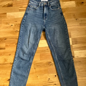 Stradivarius jeans - Stradivarius jeans MOM slim. Storlek 34. Som nya. Hög midja.  Köparen står för frakten.