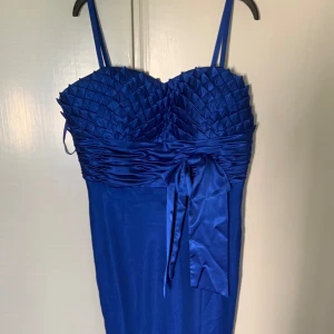 Blå långklänning  - Har aldrig användas