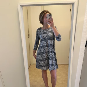 Klänning - Skön klänning i fint mönster 