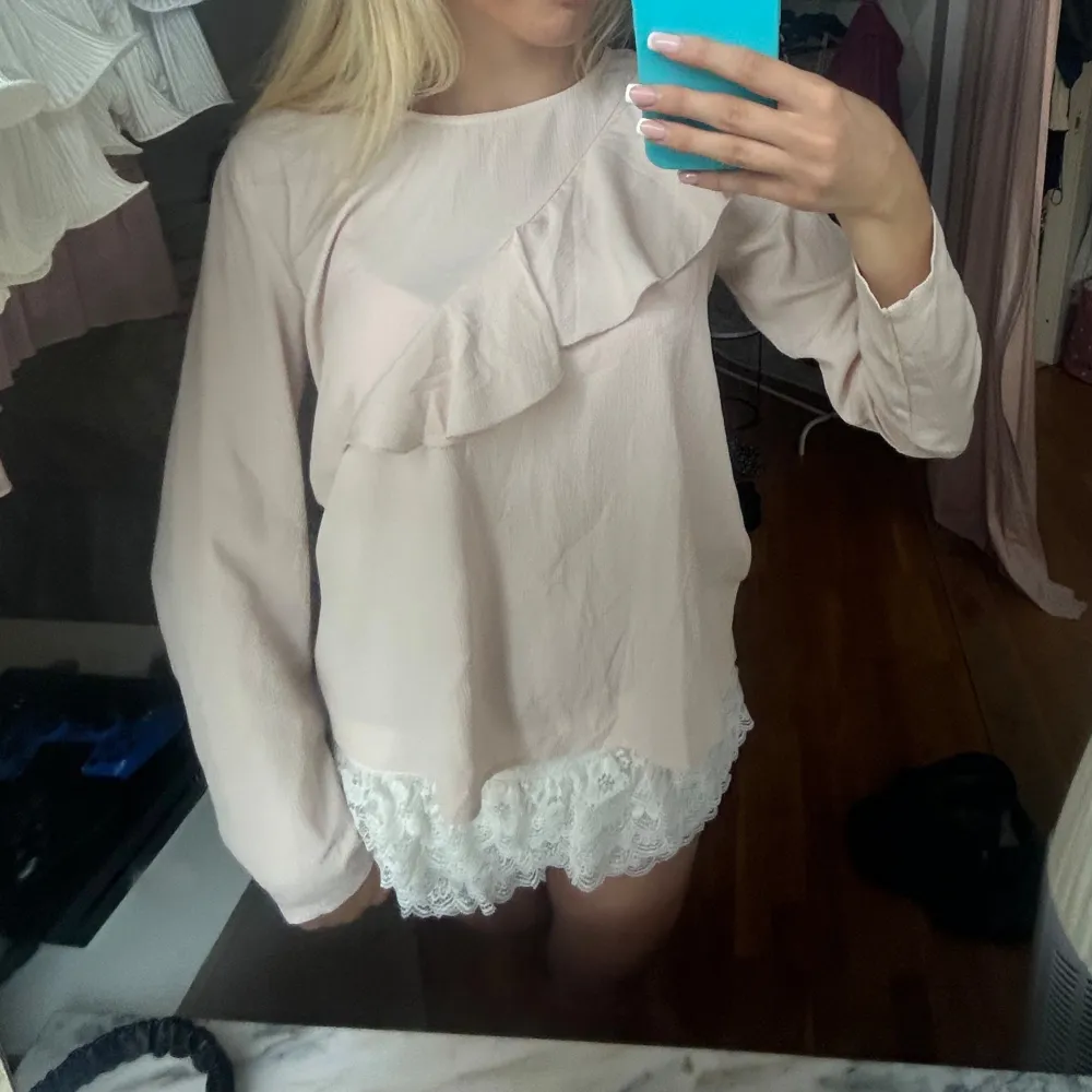 Jättefin blus perfekt till finare och vardags tillfällen💓💓. Puserot.
