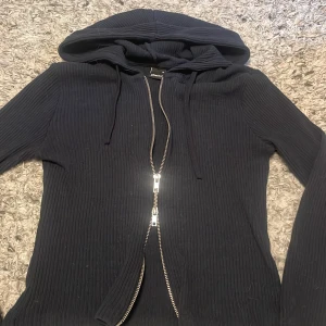 Dubbel zip hoodie - En jätte fin zip hoodie från gina köpt för runt 250-300kr, jag använder inte den längre då jag ändrat min klädstil men den är i jätte bra skick.