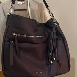 Marinblå Tamaris Väska! 💙 - Marinblå Tamaris väska från Zalando. Säljer på grund av fel storlek. Mycket utrymme, helt oanvänd, går att förlänga och så fin. (Original Pris: 600kr.) 💙