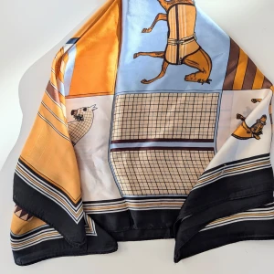 Vintage hästtryckt kävadratisk scarf I tunn Silke  - En elegant Silk Satin halsduk/sjal i siden med ett detaljerat mönster av hästar och rutor. Halsduken har en färgpalett som inkluderar blått, orange, brunt och svart, vilket ger den ett sofistikerat och stilfullt utseende.ny 100% polyester 