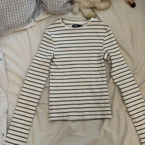 Randig långärmad - Superskön långärmad tröja från bikbok! Den ser ungefär ut som den från Gina (bild 2-3) men är kortare i modellen och har längre ärmar 💗 modellen heter Alba på bikbok! Nästan oanvänd i superfint skick! 🤗 pris kan diskuteras 