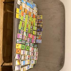 80 Pokémon kort och 39 fotbollskort inklusiv 1 låda för Pokémon korten och en låda för fotbollskorten för endast 119 kr