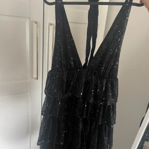 Paljett klänning - Supersnygg paljett halterneck klänning 💕😇 Säljer för att den aldrig kommer till användning😅 Köptes här på Plick 