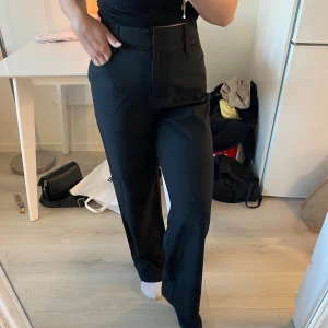 Högmidjade kostymbyxor - Högmidjade svarta kostymbyxor från NAKD. Helt oanvända och i originalförpackningen. 