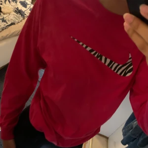 Nike tränings tröja  - Rosa Nike tränings tröja med zebra mönster. 