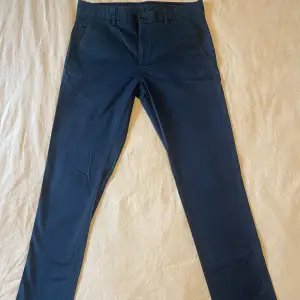 Zara chinos herr strlk. Eur40 (Navy blue) Byxorna köptes några år sedan men har inte använts mycket alls, säljer dem nu för de är för små för mig. De är i använt skick men inga defekter eller missfärgningar överhuvudtaget -Midja 42,5 cm -Längd 113 cm